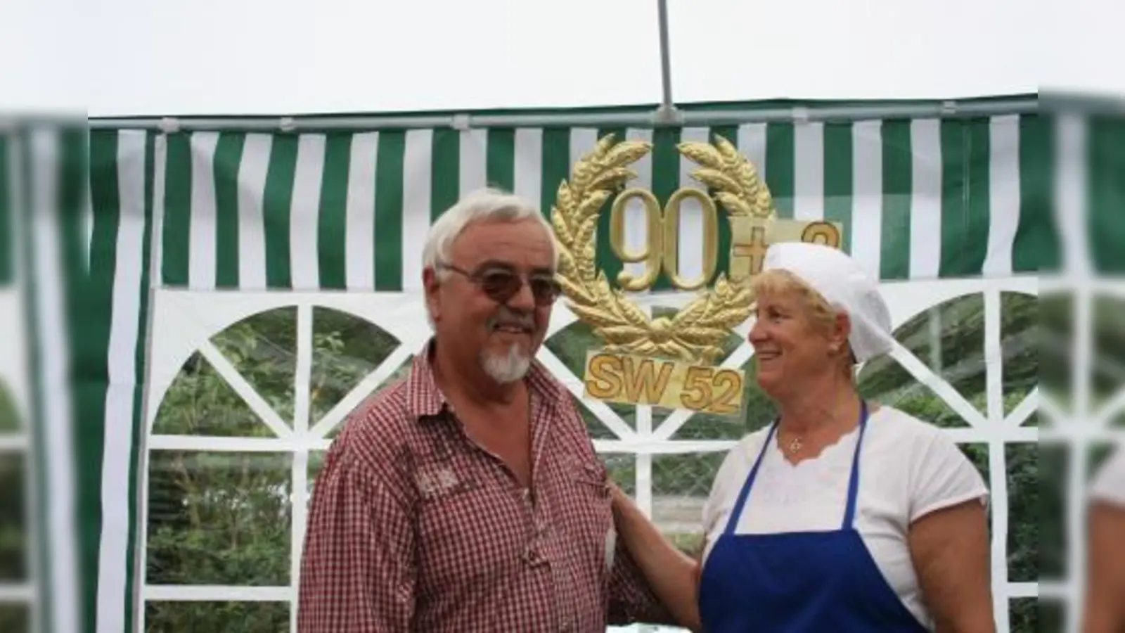 Klaus-Dietrich Lübbe, Vorsitzender des SW 52 und „Grillmeisterin” Anneliese Zielbauer kümmerten sich beim Jubiläumsfest der Kleingärtner ums Wohl der Gäste. (Foto: tg)