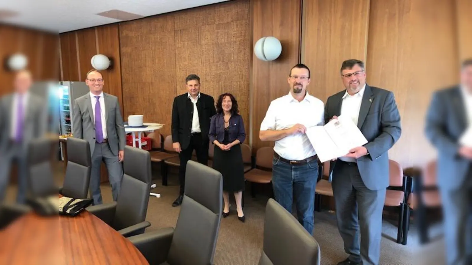 Alexander Krug (2. von rechts) ist von Landrat Stefan Löwl (rechts) zum Regierungsdirektor ernannt worden. Bei der Ernennung dabei waren auch der Landtagsabgeordnete Bernhard Seidenath (links), der stellvertretende Landrat Helmut Zech sowie die stellvertretende Landrätin Marianne Klaffki. (Foto: LRA Dachau)