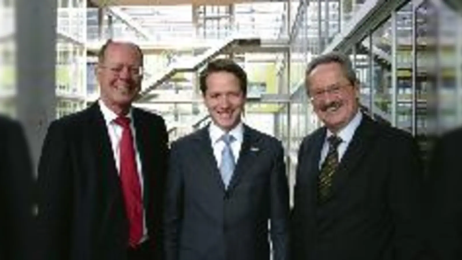 Dr. Reinhard Wieczorek (li.), Dr. Florian Bieberbach (Mi.) und Oberbürgermeister Christian Ude hatten anlässlich der Eröffnung des MTZ Grund zur Freude.  (Foto: sm)