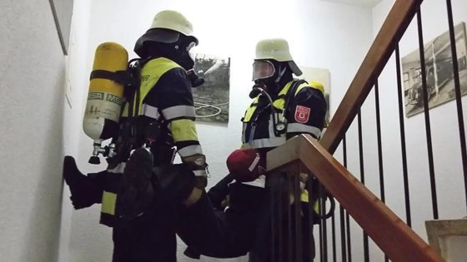 Eigentlich würde man hier Nichts sehen. Doch die Bergung aus verqualmeten Gebäuden muss im Ernstfall reibungslos klappen.	 (Foto: Katja Brenner)