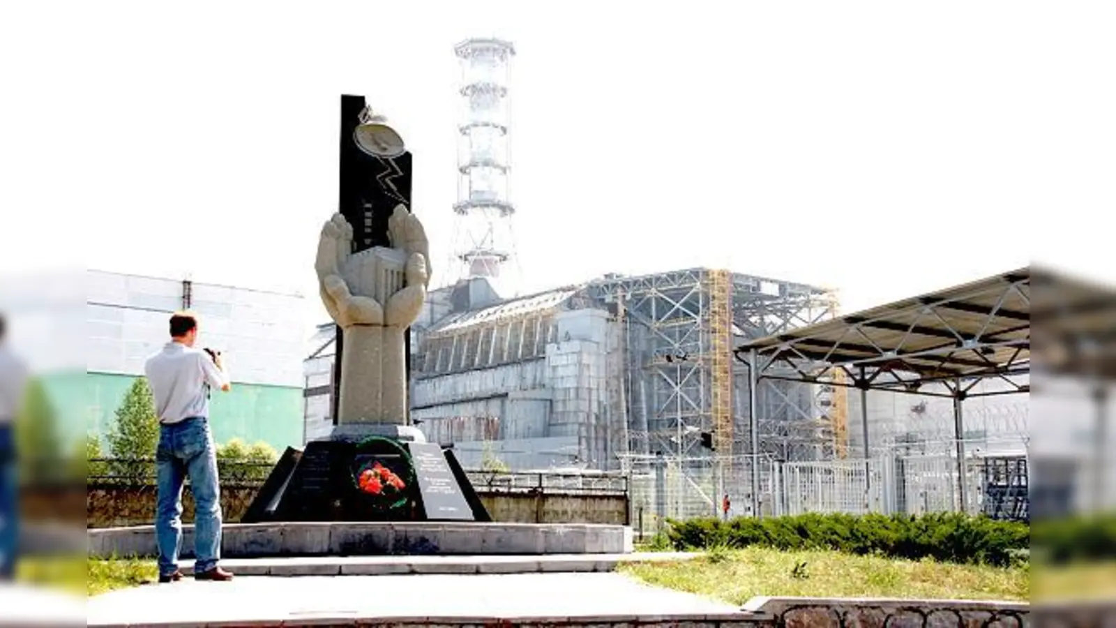 Markus Büchler besuchte zusammen mit Antje Wagner die Reaktor-Ruine in Tschernobyl. 	 (Foto: Grüne)