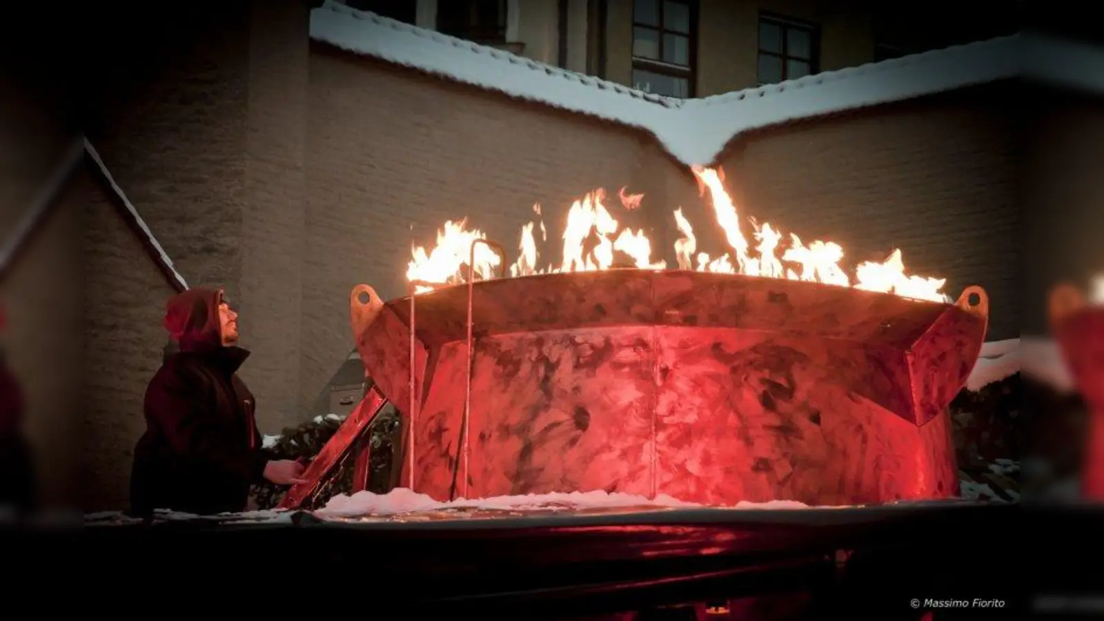 9.000 Liter fasst der Kessel der größten Feuerzangenbowle der Welt. (Foto: Massimo Fiorito)