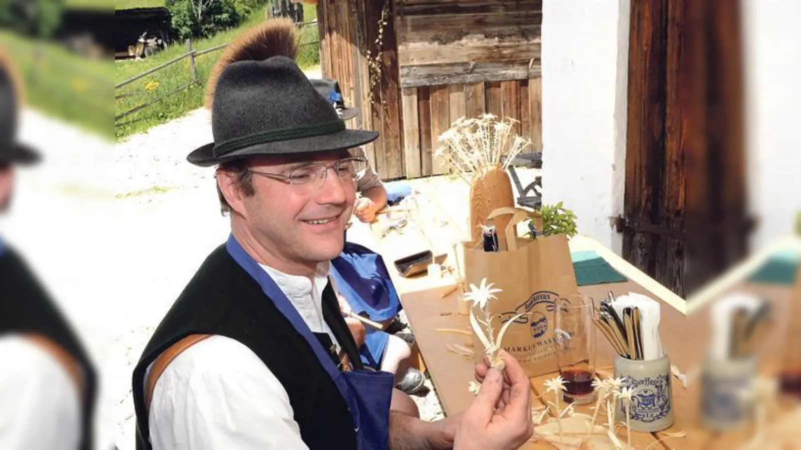 Am Pfingstmontag treffen sich im Markus Wasmeier Freilichtmuseum die bekanntesten Edelweißschnitzer aus ganz Bayern, um einen Meister zu küren.	 (Foto: D. Schnöpf)