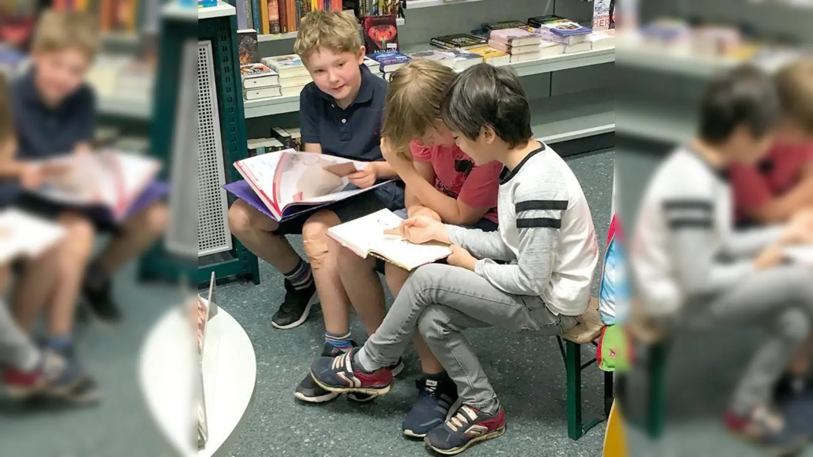 Fynn, Paul und Kaito (v.l) bei der Schnitzeljagd in der Buchhandlung Kempter.	 (Foto: privat)