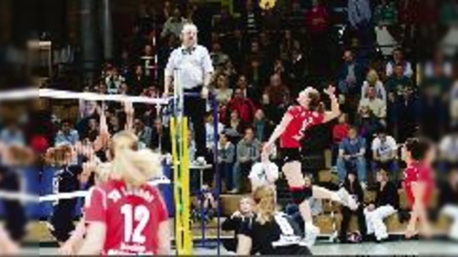 Kapitänin Stephanie Utz (mit der Nummer 11) beim Angriff für den SV Lohhof  auf Szenen wie diese hoffen die Fans am kommenden Samstag besonders.  (Foto: SV Lohhof)