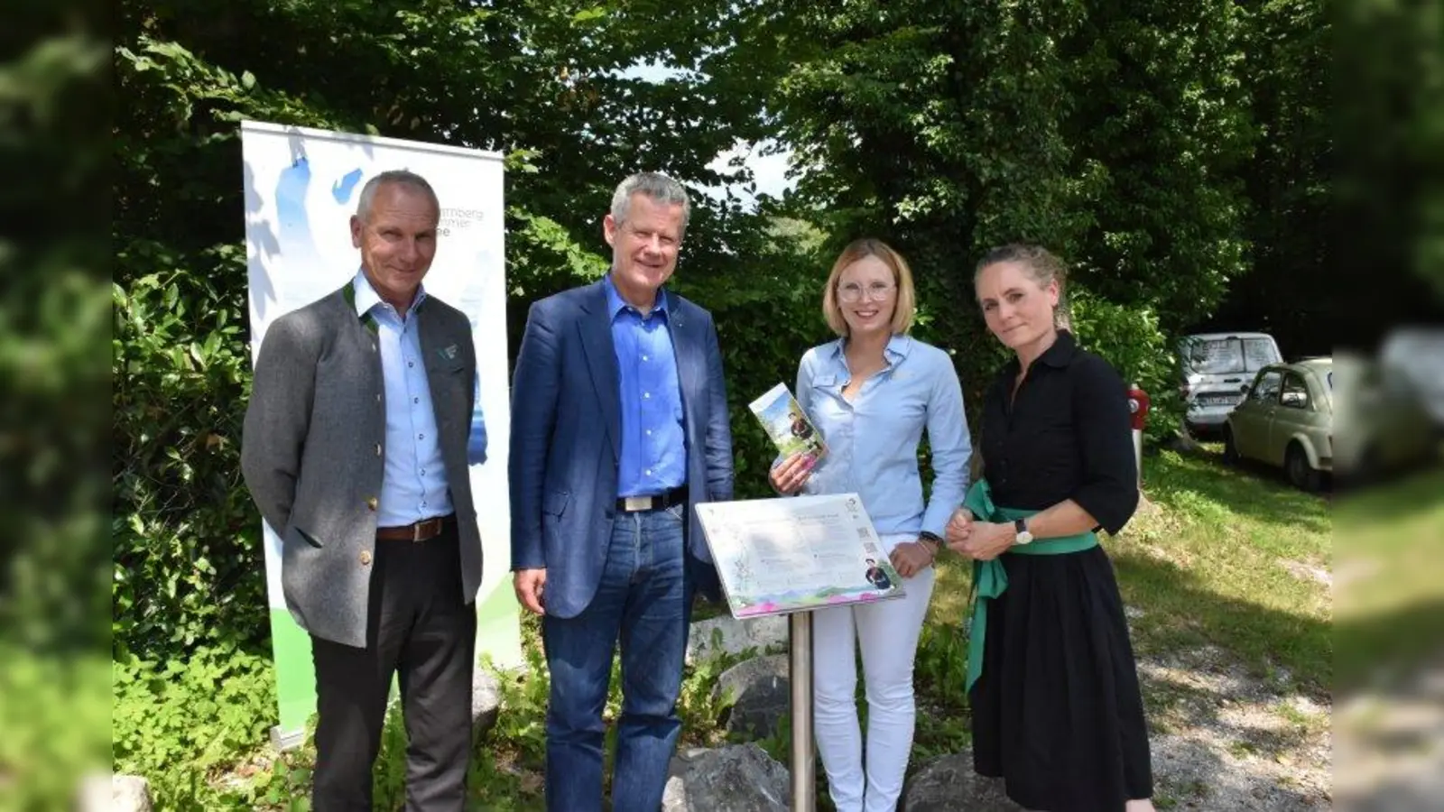 Klaus Götzl, Bergs Bürgermeister Rupert Steigenberger, Isabell Bauch und Dr. Claudia Wagner (v.l.) eröffneten den Audiospaziergang an der Station am Berger Marstall. (Foto: Hauck)