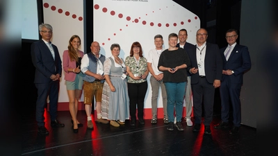 Wurden vom Blutspendedienst des BRK geehrt: Rosa Maria Bichlmaier, Lorenz Strobl, Eileen Renke-Pimps, Franz Elbauer, Bernhard Josef Schex, Gabriele Thalmaier. (Foto: BSD)