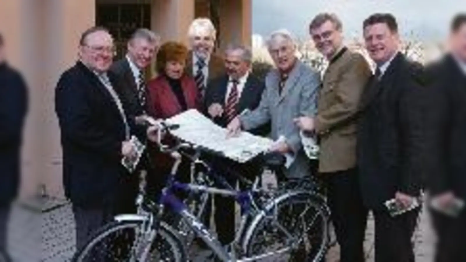 Gemeinsam  (Foto: Bürgermeister (v. li.) J. Riemensberger (Eching), F. Schwarz (U'föhring), E. Ziegler (O'Schleißheim), M. Sedlmair (Ismaning), R. Zeitler (U'Schleißheim)), Ma. Solbrig (Garching), R. Schneider (Neufahrn) und K. Stallmeister (Hallbergmoos).)