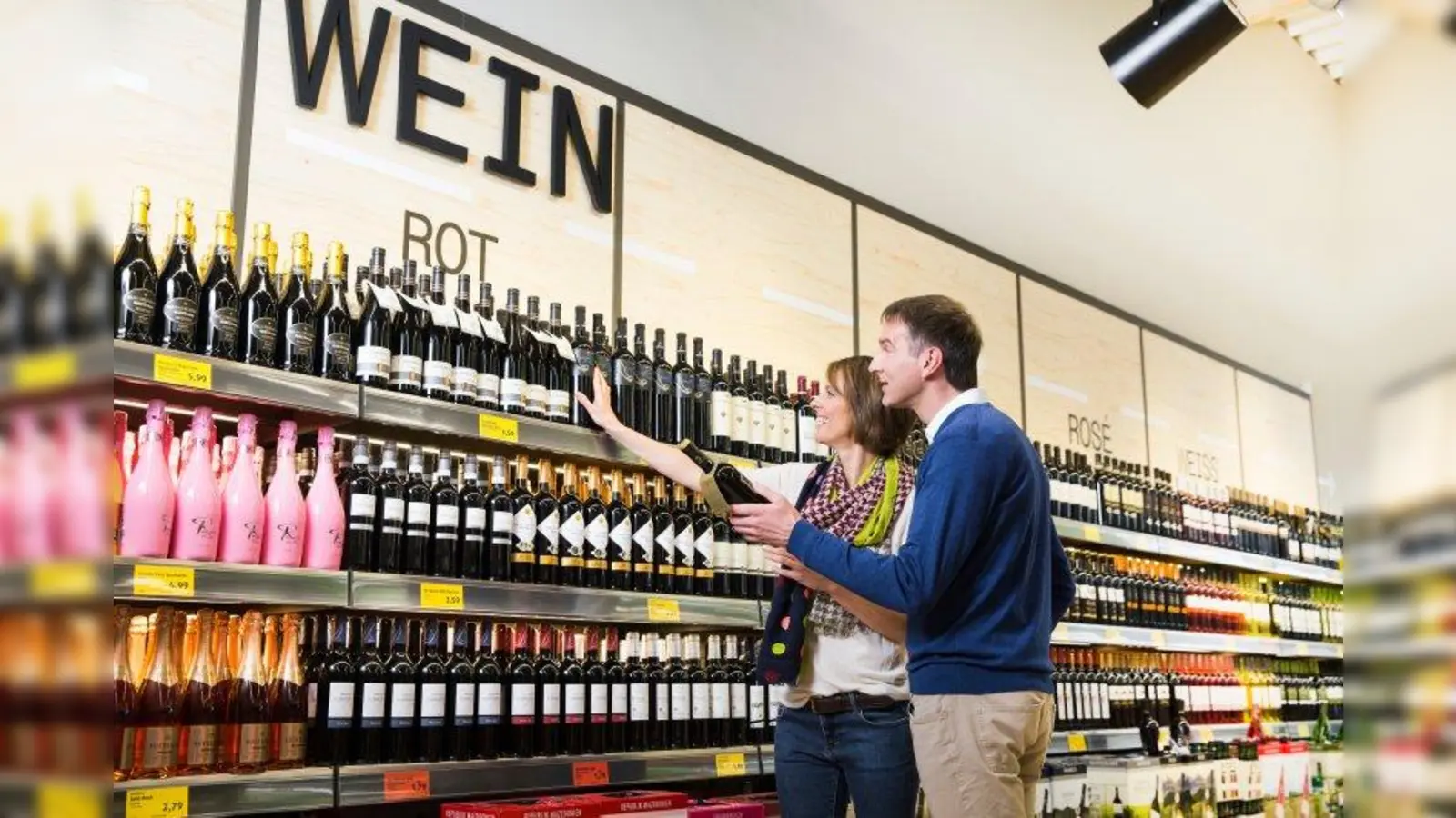 Das neue Einrichtungskonzept besticht durch eine warme Filialatmosphäre und eine klare Warenpräsentation. (Foto: ALDI SÜD)