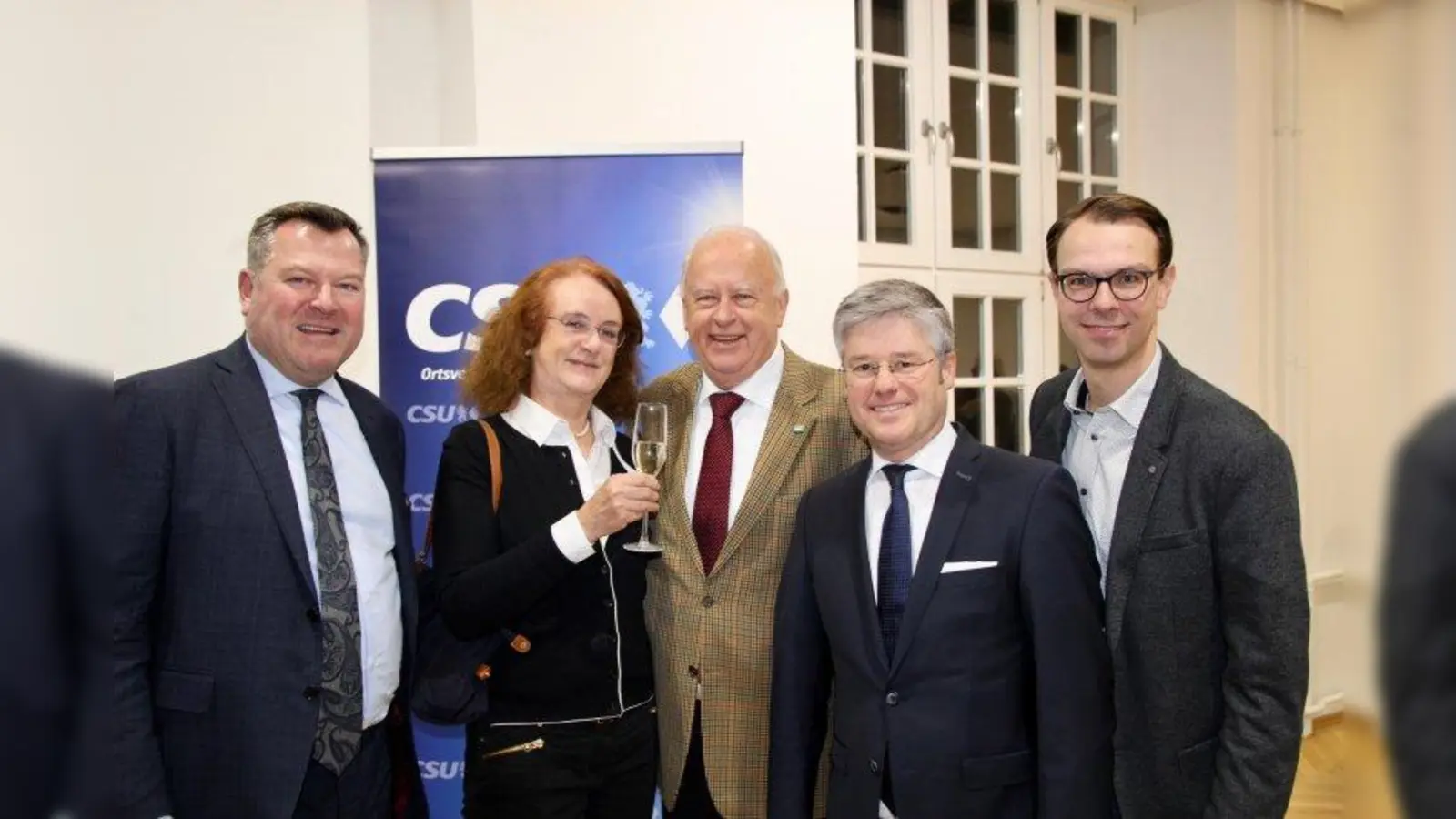 Glückwünsche für den „Aktivposten der CSU hier im Münchner Westen”: Landtagsabgeordneter Josef Schmid, Maria Osterhuber-Völkl, Thomas Schmatz, Winfried Kaum und Sven Wackermann (v.l.) (Foto: us)