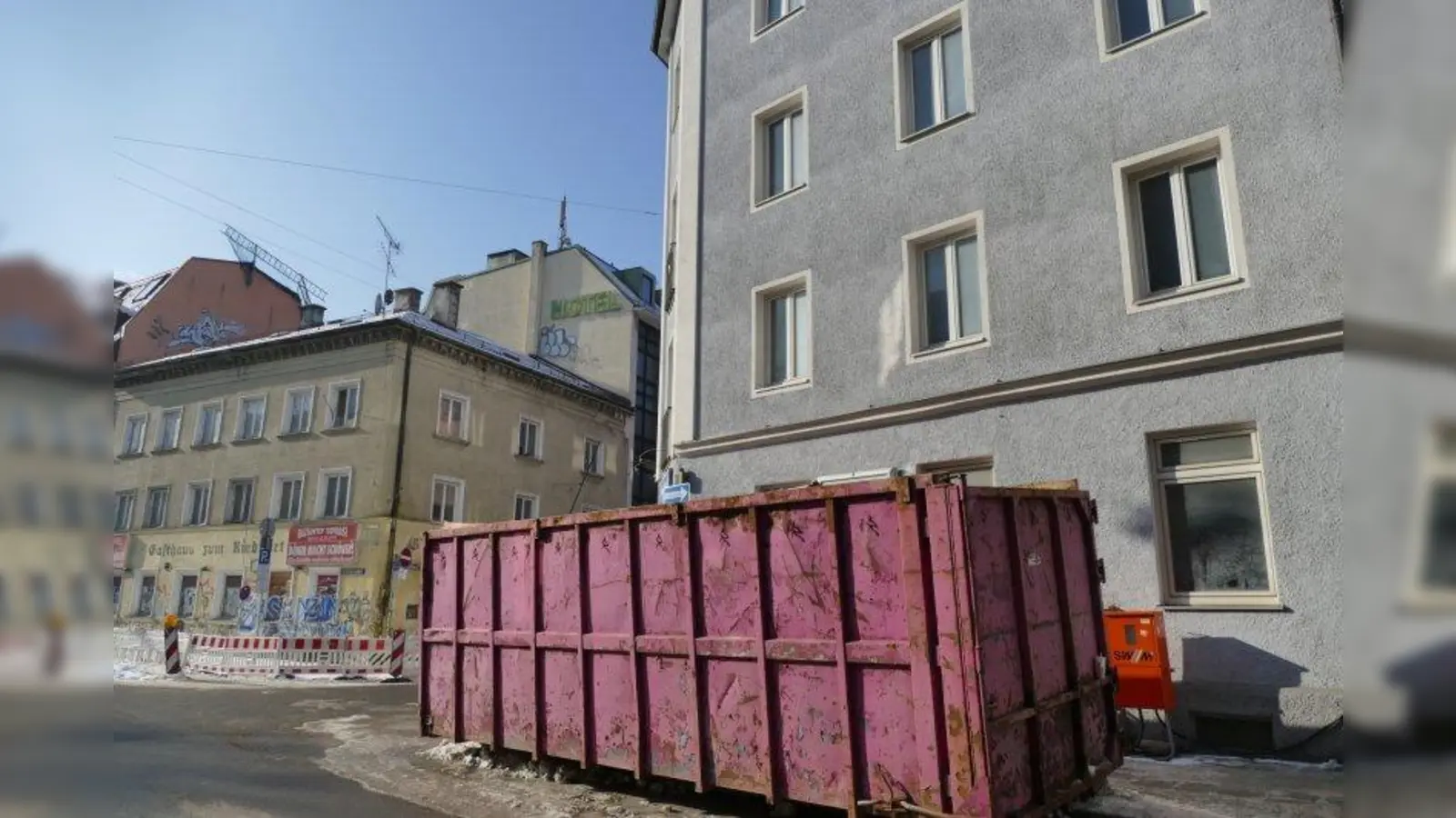 Schon vor einem Jahr wurden Arbeiten am Dachgeschoss des Schnitzelhauses (Vordergrund) angezeigt. Beim Dönerhaus (hinten) soll nun endlich ein Ortstermin mit dem Referat für Gesundheit und Umwelt stattfinden. (Foto: ds)