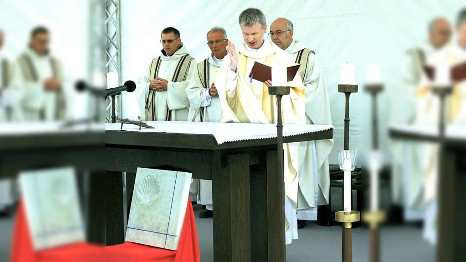 Monsignore Thomas Schlichting segnete den Grundstein für die neue Kapelle.	 (Foto: Karl Hirt)
