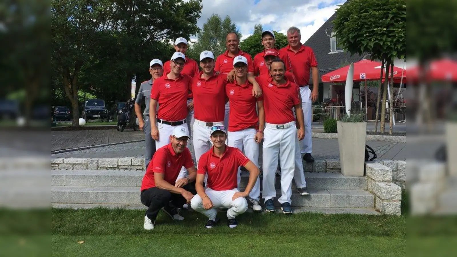 Die Herrenmannschaft des Golfclub (GC) Rottbach musste am letzten Landesliga-Spieltag zum GC Reichertshausen. Nach einer bis dahin erfolgreichen Saison mit zwei ersten und zwei zweiten Plätzen hätte dem Team um die Kapitäne Maxi Rogg und Thomas Kuhn bereits ein dritter Platz zum Aufstieg in die Oberliga gereicht. Die Rottbacher Mannschaft spielte aber wie an den vorangegangenen Spieltagen souverän und wurde erneut Erster vor der GolfRange Augsburg, dem GC Donauwörth, GC Tegernbach und dem GC Reichertshausen. Somit spielt das Team im kommenden Jahr wieder verdientermaßen in der Oberliga. (Foto: GC Rottbach)