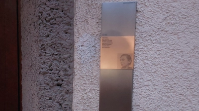 Schlimmes Schicksal: das Erinnerungszeichen für Ella Stadler in der Rimstinger Straße 15. (Foto: bas)