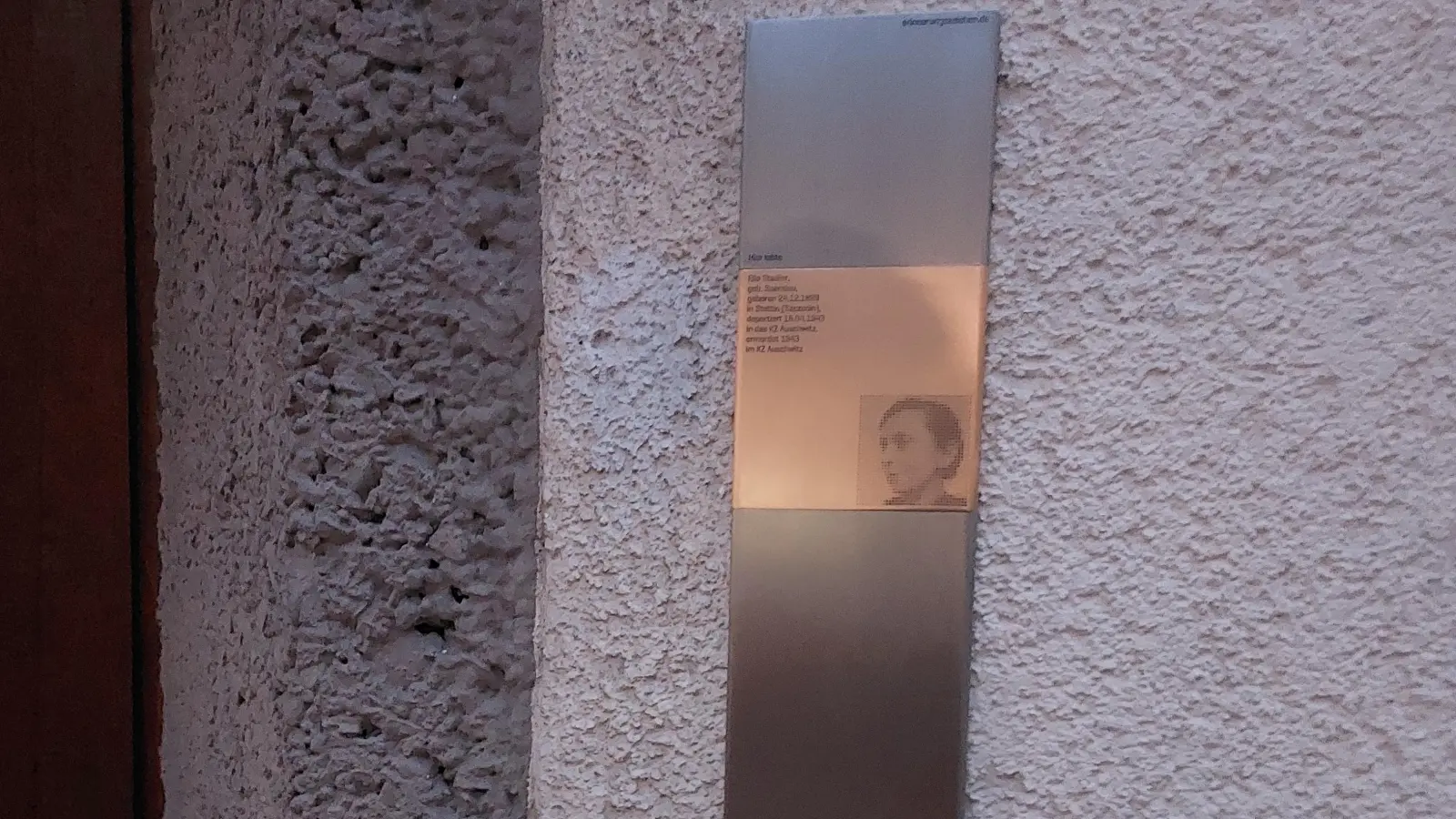 Schlimmes Schicksal: das Erinnerungszeichen für Ella Stadler in der Rimstinger Straße 15. (Foto: bas)