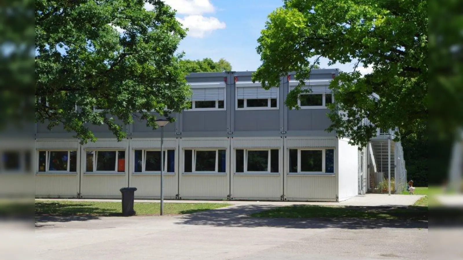 Die Container auf dem Schulgelände in der Camerloherstraße 110 stehen derzeit leer. Bald soll auf dieser Grundstücksfläche ein Teil der neuen Schule gebaut werden. (Foto: kö)
