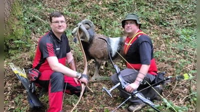 Steffen Schreiber (links) und Goldgewinner Alexander Asselborn bei einem 3D-Ziel auf dem Parcours. (Foto: TSV 1865)