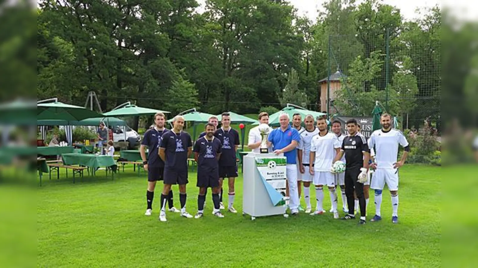 Um diesen schönen Pokal und für den guten Zweck wurde am vergangenen Samstag im Grünwalder Stadion gekickt. 	 (Fotos: bus)