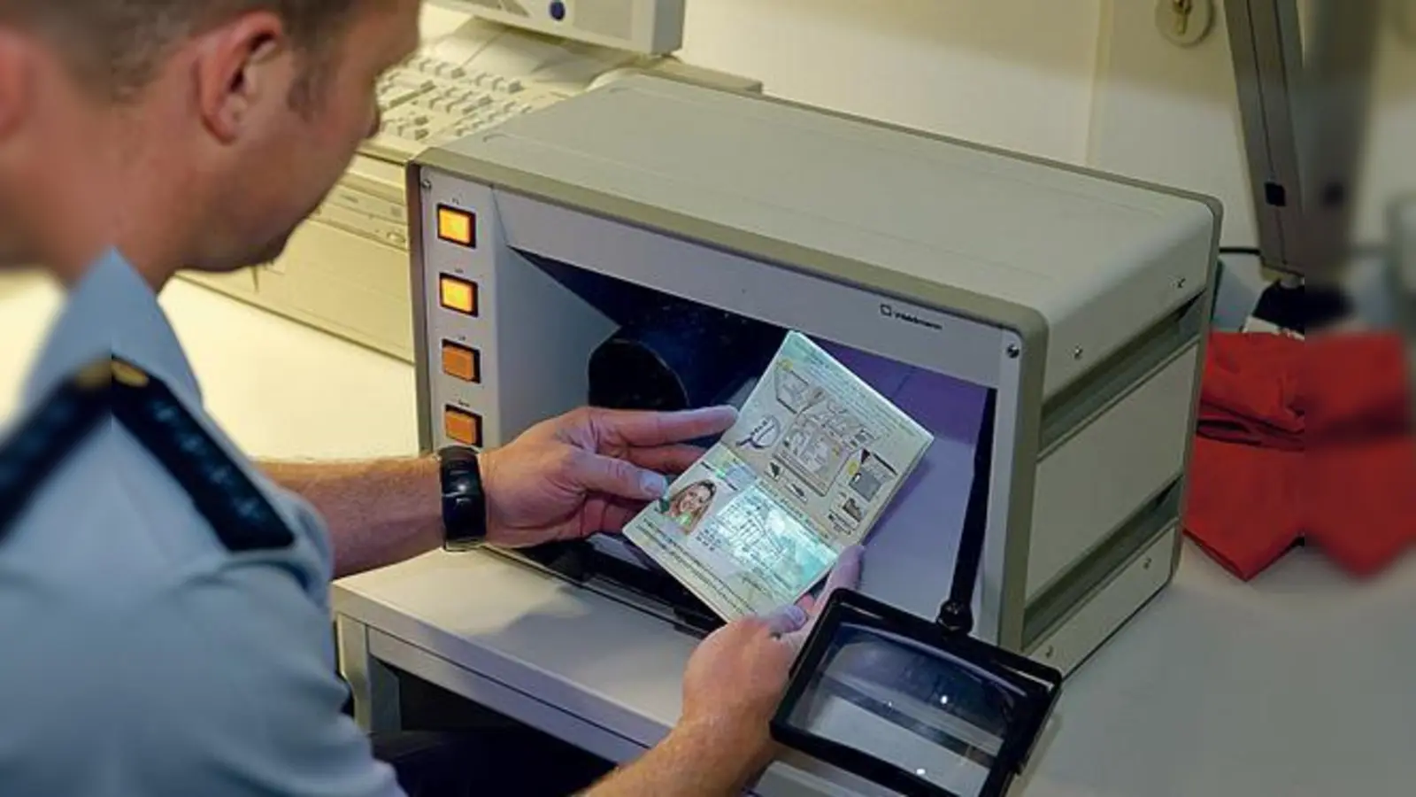 Immer wieder versuchen Passagiere mit gefälschten Dokumenten einzureisen.	 (Foto: Polizei)