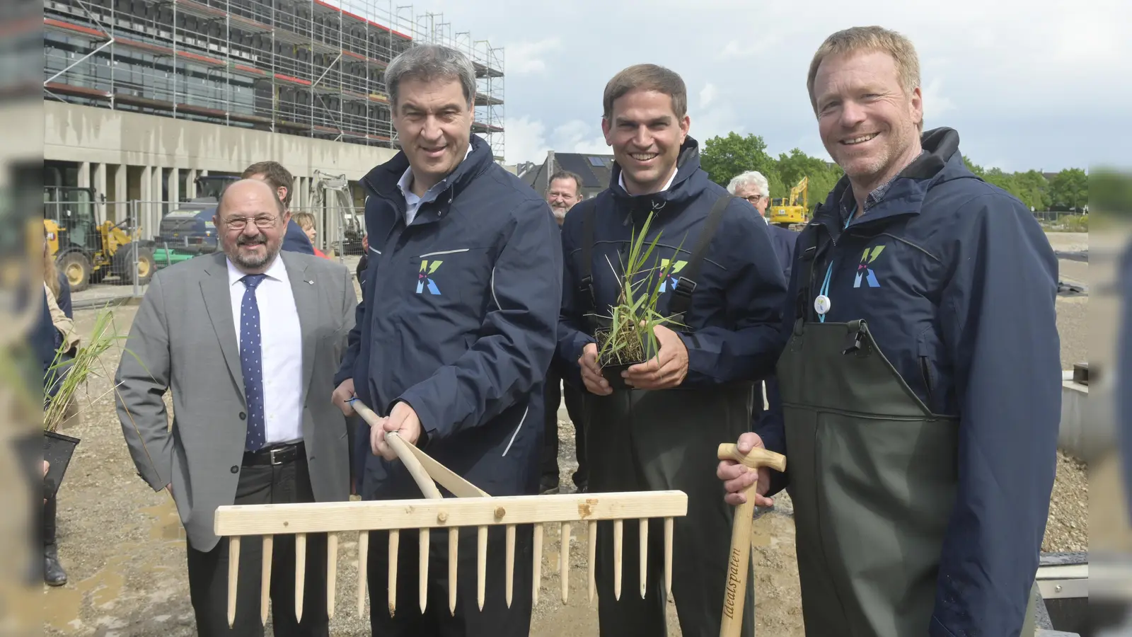 Ministerpräsident Markus Söder, Kirchheims Bürgermeister Maximilian Böltl (2. von r.), der Vorsitzende der Bayerischen Landesgartenschau GmbH, Gerhard Zäh (l.) und der Aufsichtsratsvorsitzende der Kirchheim 2024 GmbH, Stephan Keck, pflanzten mit an. (Foto: Claus Schunk/Kirchheim 2024 GmbH)