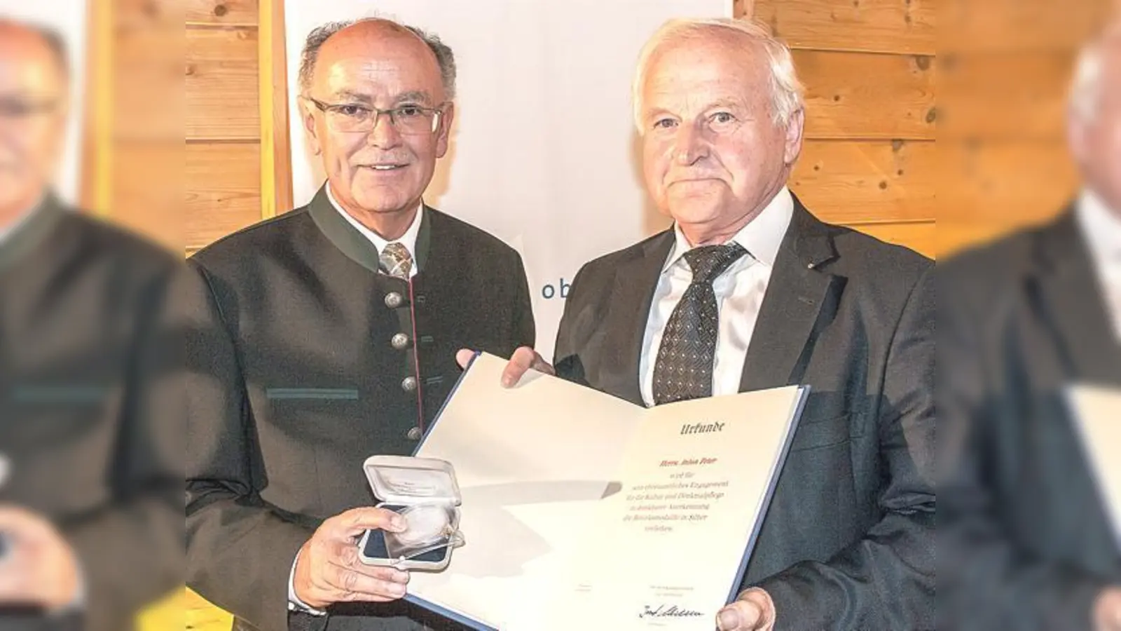 Anton Peter (r.) erhält die begehrte Bezirksmedaille aus den Händen von Josef Mederer.	 (Foto: VA)