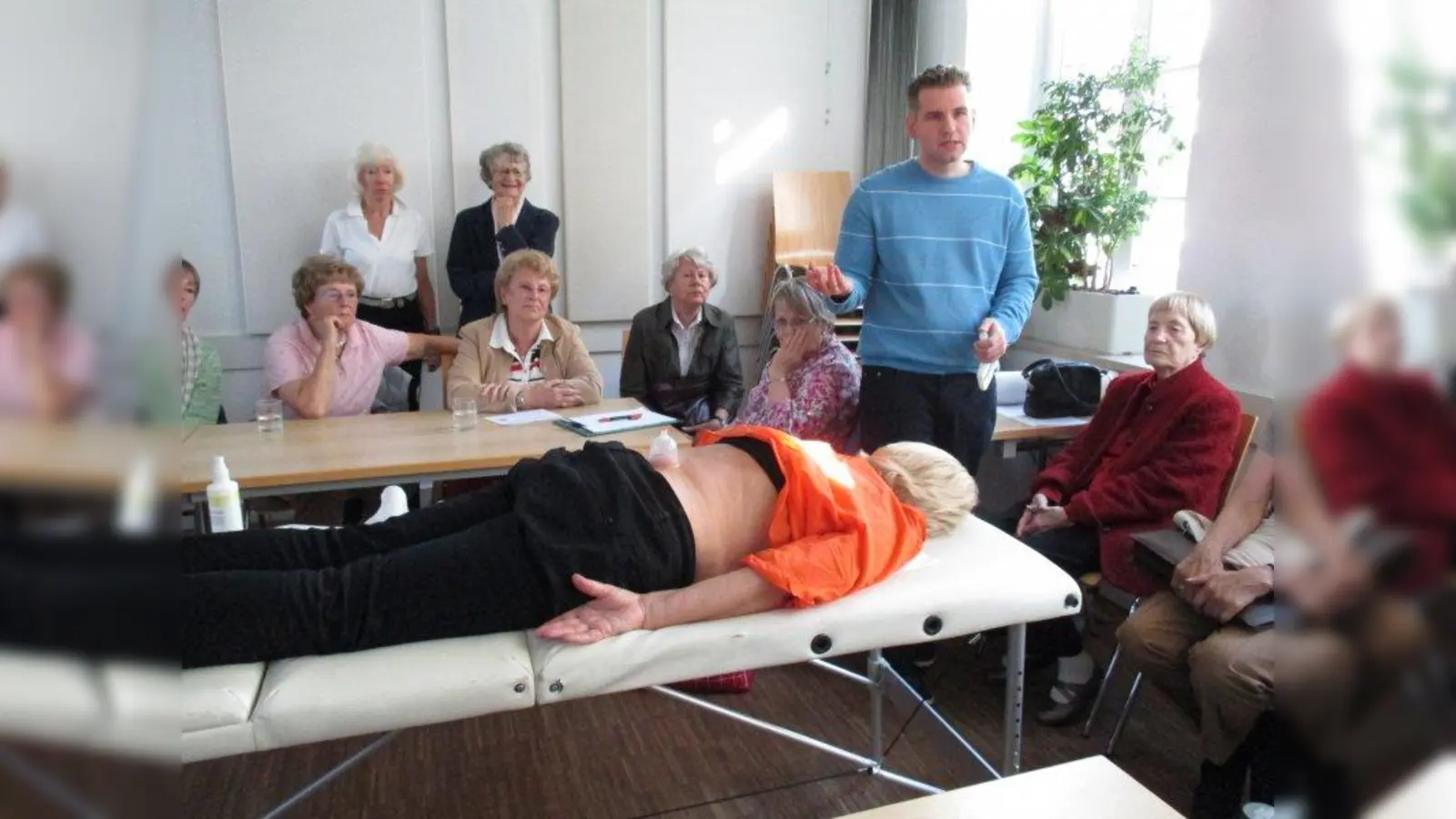 Fachvortrag mit praktischer Präsentation in der Selbsthilfegruppe. „Durch Schröpfen lassen sich Blockaden wirksam auflösen”, versichert Stephan Remy. (Foto: ah)