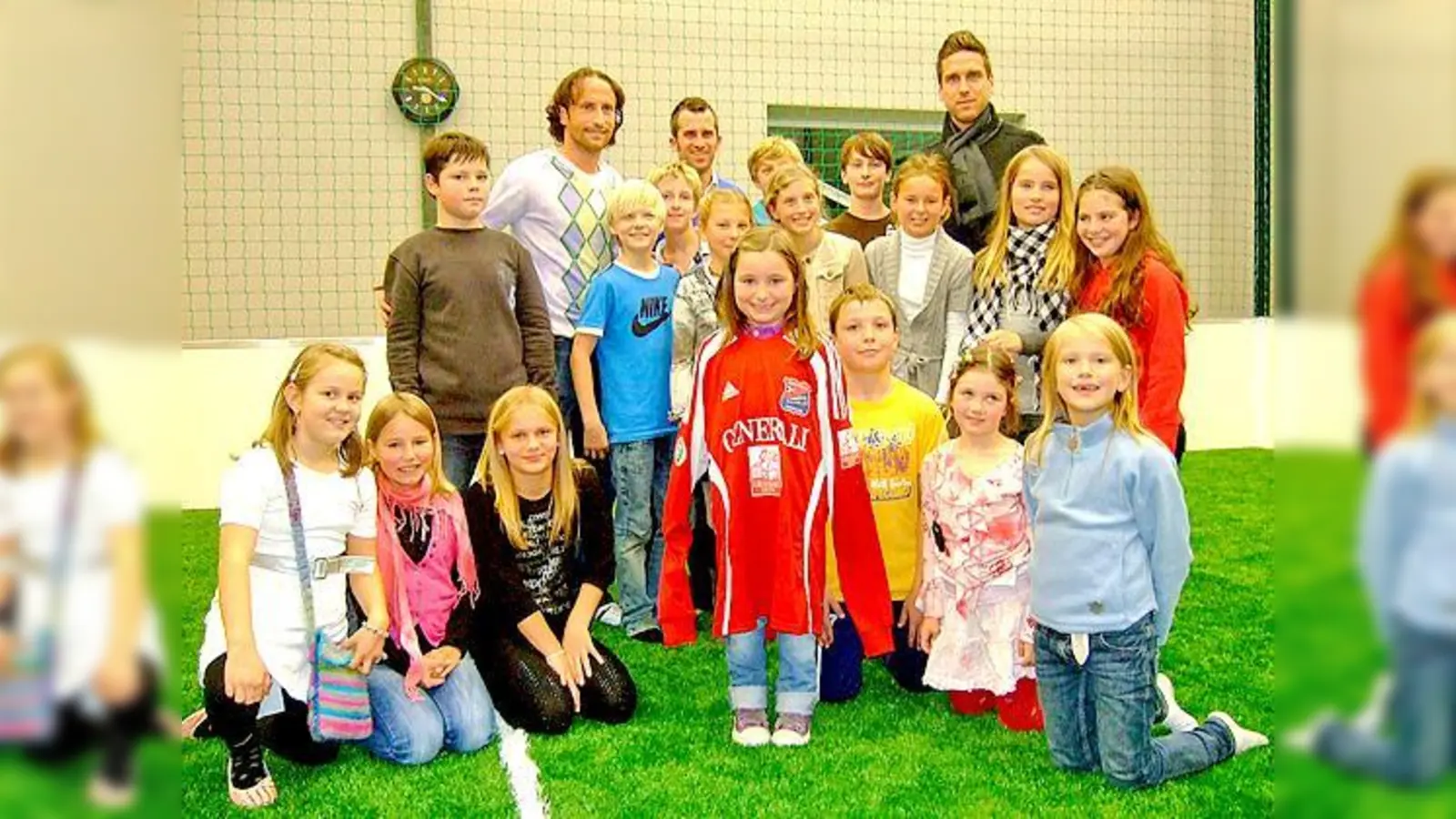 Zusammen mit den Unterhachinger Fußball-Profis Roman Tyce und Torben Hoffmann weihten die Kids den neuen Indoor-Soccer-Court des Sportparks Beutelstahl mit einem Wettschießen ein.   (Foto: Andrea Pietsch)