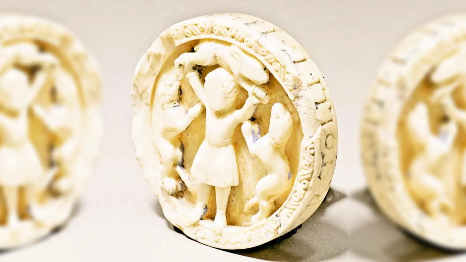 Spielstein mit Hasenjäger, Köln, 12. Jahrhundert aus Walrosszahn. 	 (Foto: Bayer. Nationalmuseum München, Bastian Krack)