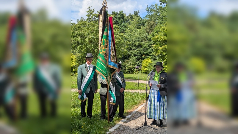 Eine Fahnenabordnung mit Kassiererin Elfriede Liebhart war bei der Beisetzung von Hans Reiser dabei.<br> (Foto: SG Frohsinn)