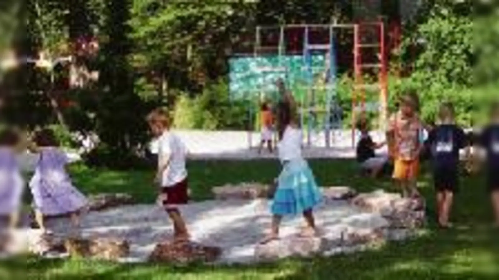 Mit dem neuen Steinkreis haben die Kinder im Kindergarten St. Mauritius viel Freude. 	 (Foto: Privat)
