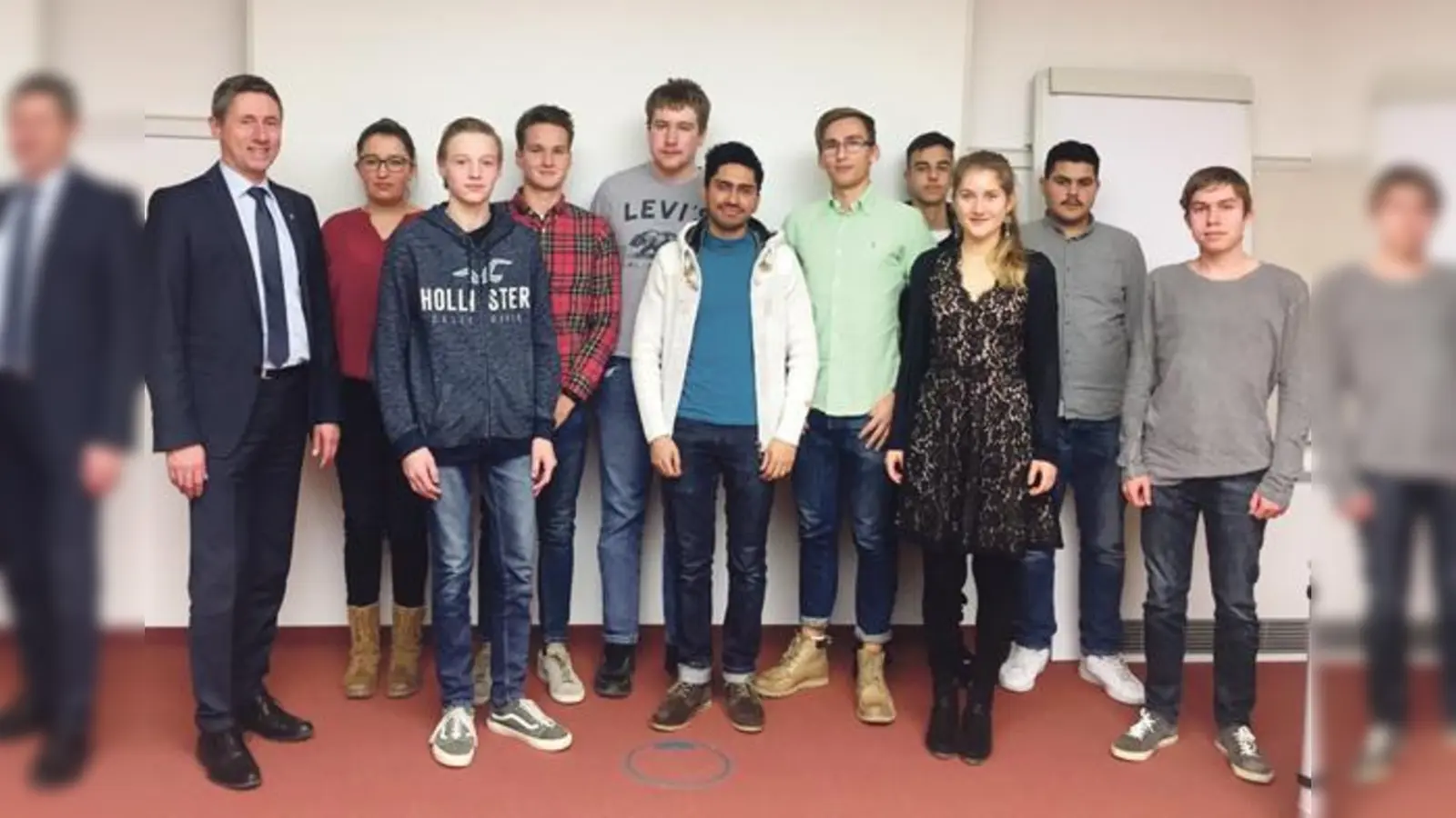 1. Bürgermeister Christoph Böck mit den Mitgliedern des Jugendparlaments (v.l.n.r.): Sophie Haberkorn, Leon Endres, Oscar Franz, Christoph Ziegler, Sina Fateminejad, Michael Sobel, Daniel Duspara, Amelie Stief, Zyad Al Salim, Lucas Schirmer  (Foto: Stadt USH)