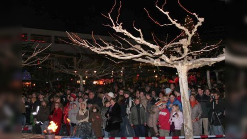 Richtig voll ist es alljährlich auf dem Therese-Giehse-Platz, wenn hier bei der Vorsilvesterparty der Unterpfaffenhofener Burschen Songs aus Pop und Rock für Stimmung sorgen. (Foto: pi)