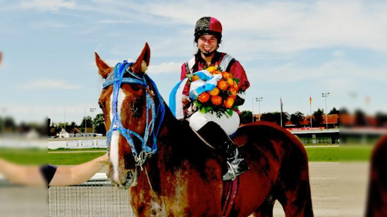Strahlende Siegerin in der besten Sattelprüfung in Daglfing: Marisa Bock mit Osman Somolli.	 (Foto: Privat)