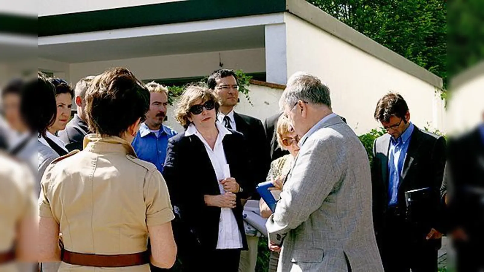 Ortsbesichtigung vor dem Anwesen an der Hauptstraße mit den Klägern und Beklagten, darunter der Anwalt von der Klägerin Elisabeth Lindner, Walter Riedle (2. v. r.).  (Foto: mst)