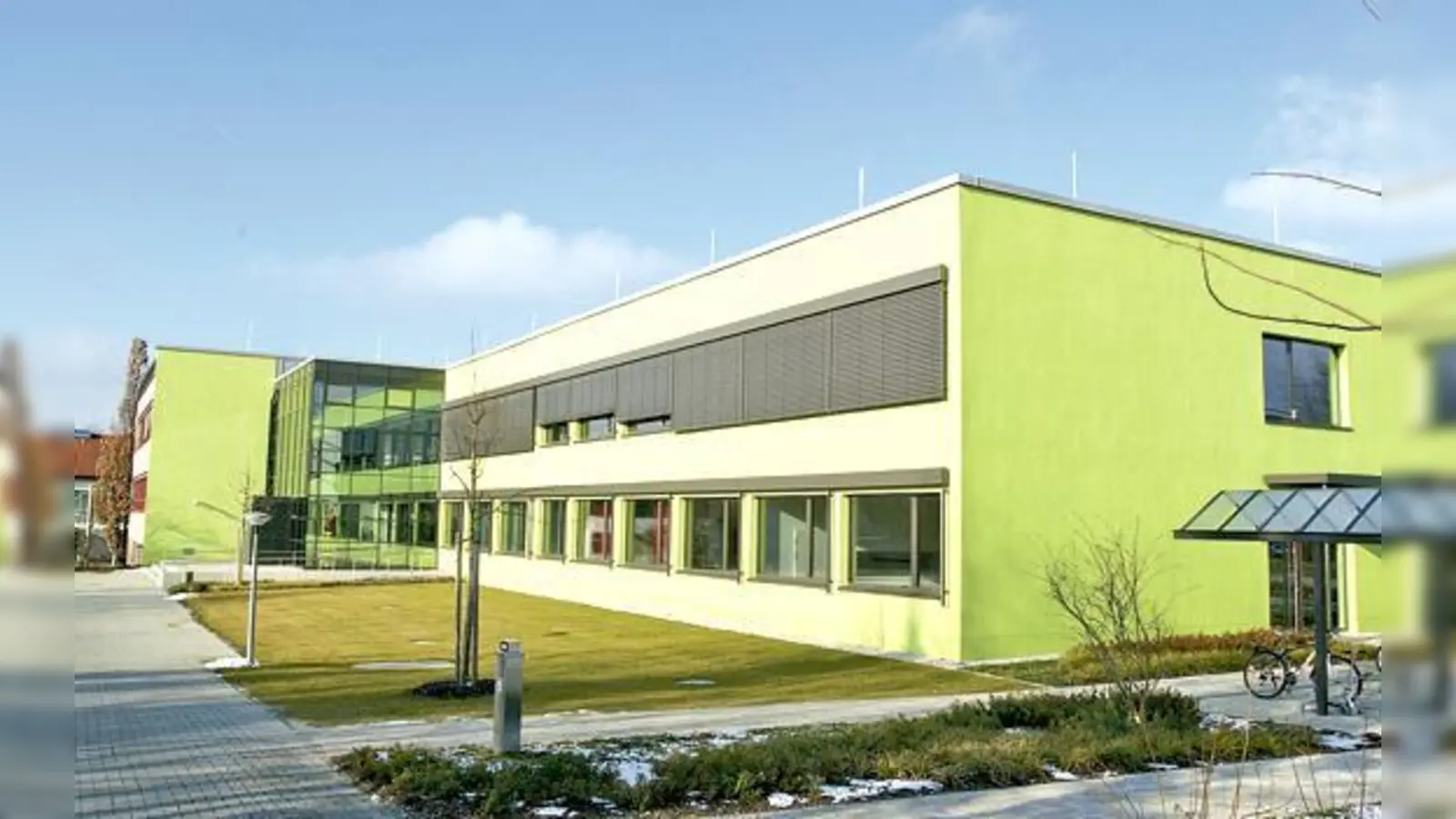 Die neue Mittelschule in Oberding wird jetzt noch für drei bis vier Millionen Euro erweitert für die neue Mini-Realschule, die ab September starten wird.	 (Foto: bb)