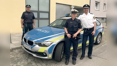 Polizeihauptkommissar Dieter Heumann, Polizeiobermeisterin Isabelle Kluthe und Erster Polizeihauptkommissar Helmut Biermeier präsentieren die neue Dienstkleidung.	 (Foto: hw)