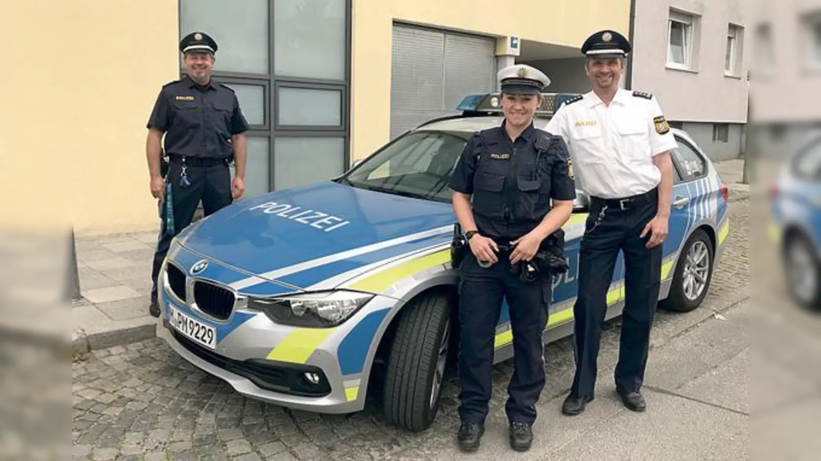 Polizeihauptkommissar Dieter Heumann, Polizeiobermeisterin Isabelle Kluthe und Erster Polizeihauptkommissar Helmut Biermeier präsentieren die neue Dienstkleidung.	 (Foto: hw)