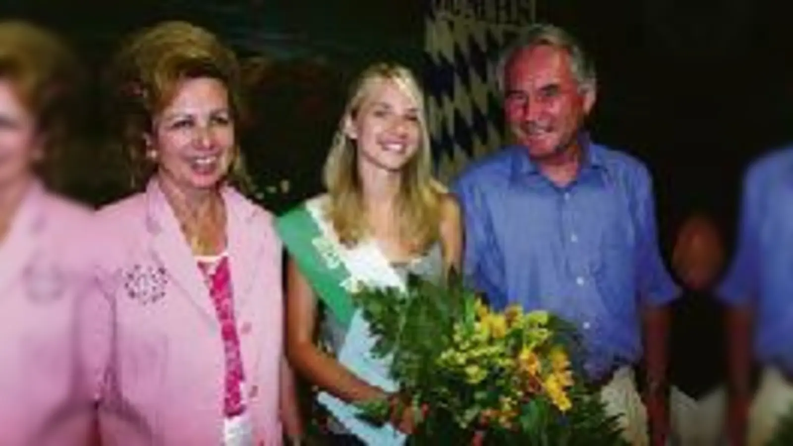 Das Siegerfoto: Nadine, die neue Miss Hasenbergl (Mitte), lässt sich von Erika Fellner und Dr. Rainer Großmann gratulieren.	 (Foto: gf)