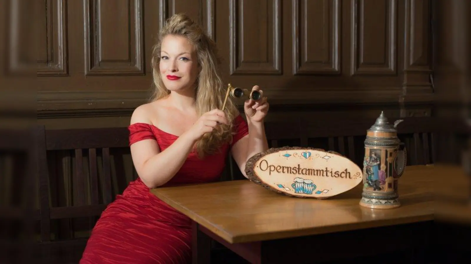 Lädt regelmäßig zum Opernstammtisch ein: Julia Chalfin. (Foto: Christoph Scheuermann)