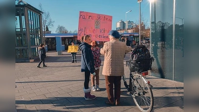 Mit Plakaten machten die Kinder auf ihre Anliegen aufmerksam.	 (Foto: Schule)