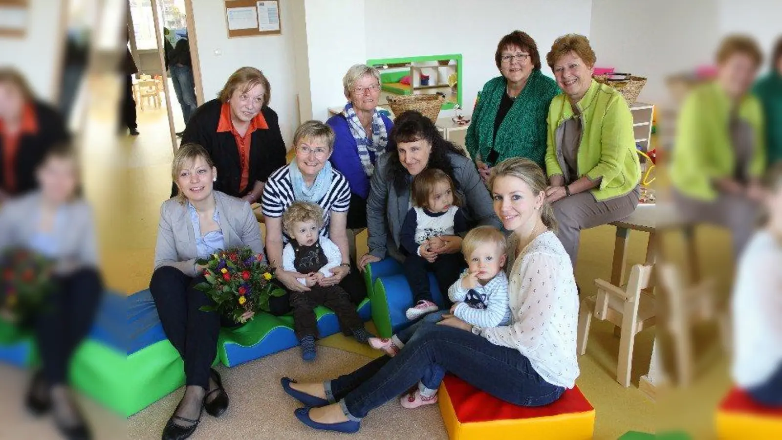Die Großtagespflege in Martinsried ist Kinderbetreuung sowie Netzwerk und Ausbildung für Tagesmütter in einem. V.l.: Leiterin Katharina Piller, Brigitte Mayr-Wellner von FortSchritt gGmbH, Tagesmütter Annekatrin Naundorf, Linda Steuper und Silvia Blöchl, Bürgermeisterinnen Ilse Weiß und Annemarie Detsch sowie Veronica Zapp. (Foto: US)