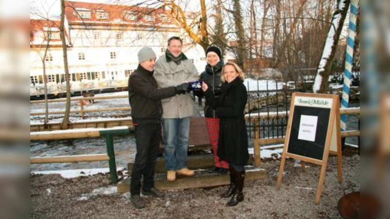 „Die Inselmühle ist ein wahres Kleinod. Das möchte ich gern wieder zu neuem Leben erwecken.“ Eric Pölzl (2.v.l.) am Steg zwischen Biergarten und Hotel- und Restaurantbereich im Kreise der engsten Freunde und Mitarbeiter Christian Schlüter, Angela Kirmair und Susanne Mittermeier (v.l.). (Foto: US)