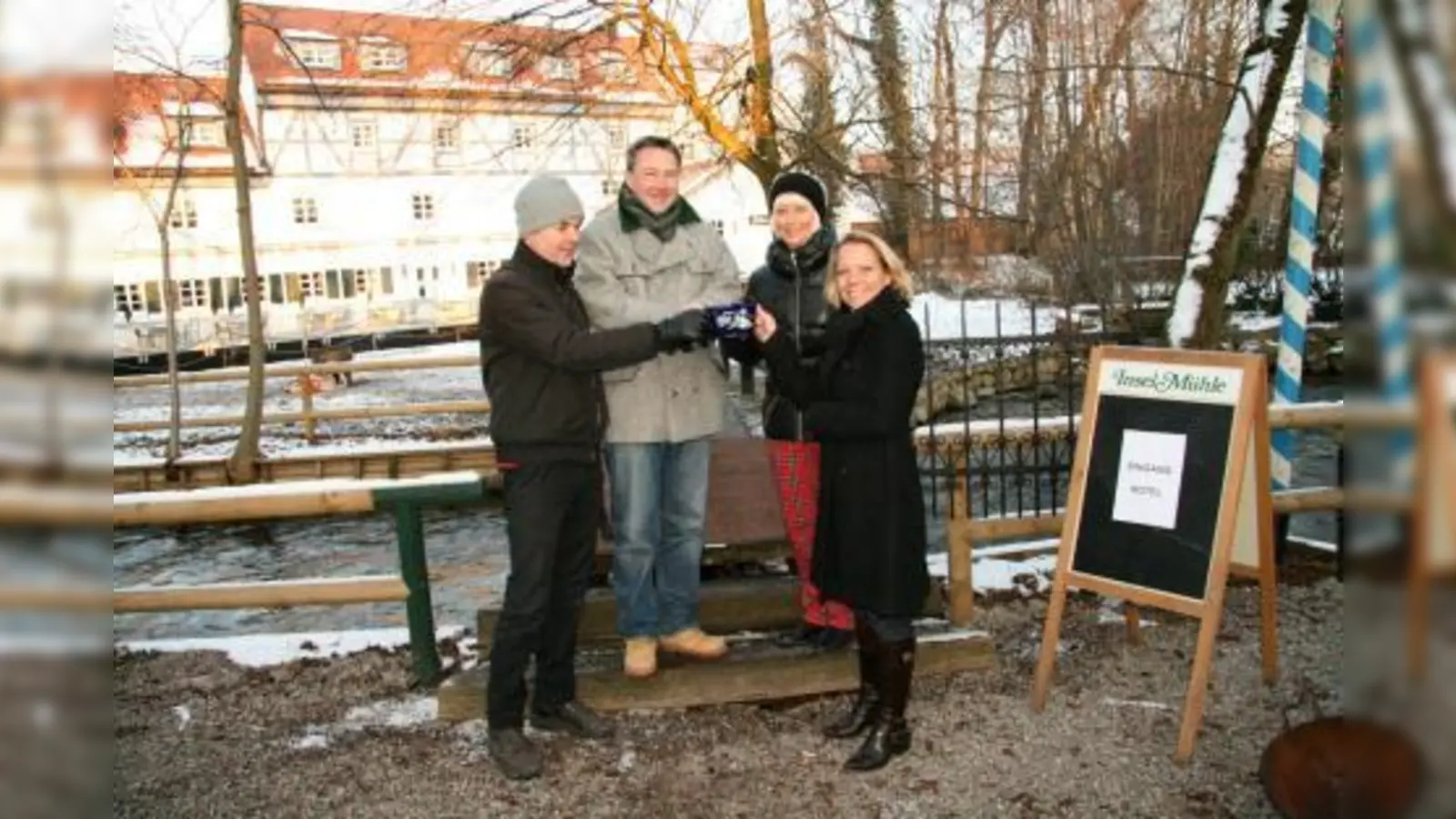 „Die Inselmühle ist ein wahres Kleinod. Das möchte ich gern wieder zu neuem Leben erwecken.“ Eric Pölzl (2.v.l.) am Steg zwischen Biergarten und Hotel- und Restaurantbereich im Kreise der engsten Freunde und Mitarbeiter Christian Schlüter, Angela Kirmair und Susanne Mittermeier (v.l.). (Foto: US)