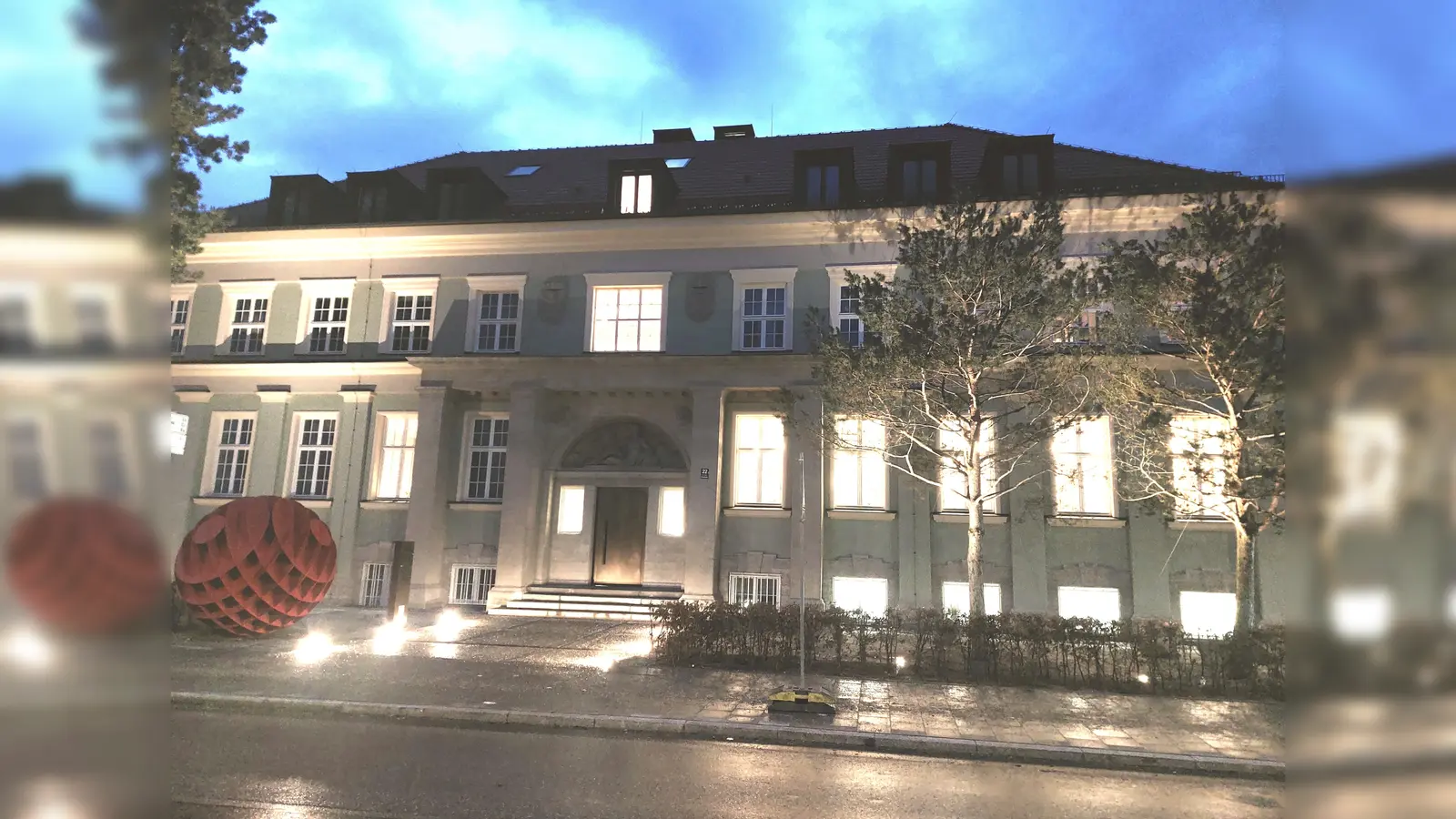 Das Haus in der Friedenstraße 22, ehemals Verwaltungssitz der Rhenania-Spedition, ist mit dem Fassadenpreis 2024 ausgezeichnet worden. (Foto: bas)