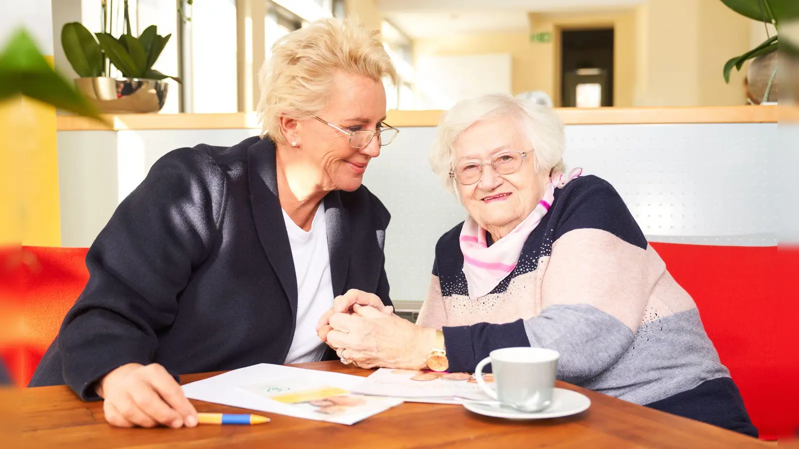 Lydia Staltner (links) hat den Verein LichtBlick Seniorenhilfe vor 20 Jahren in München gegründet. Die Arbeit geht nicht aus. (Foto: Jens Hartmann/LichtBlick Seniorenhilfe e.V.)