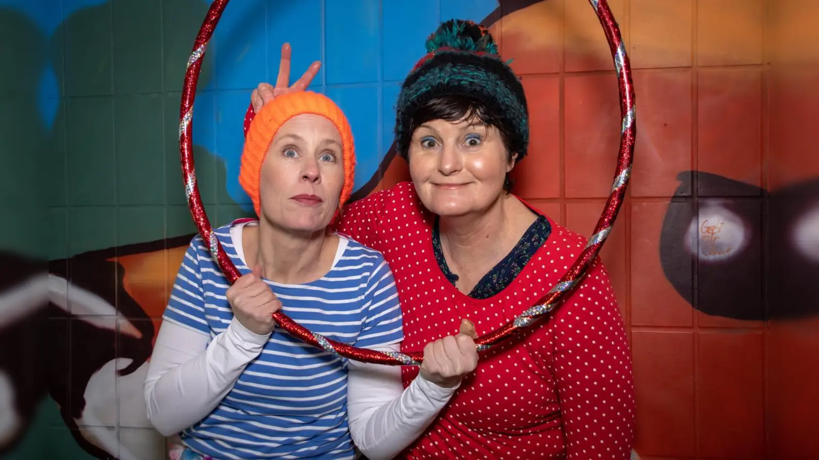 Karin Ertl (links) und Heike Lacher kommen mit ihrem Kinderimprotheater in den Stemmerhof. (Foto:  fotfidelity.eu)
