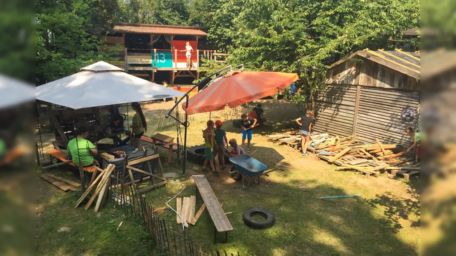 Der Abenteuerspielplatz Sebaldhaus verwandelt sich in den Ferien in ein Steinzeitdorf. (Foto: Freising/Stadtjugendpflege)