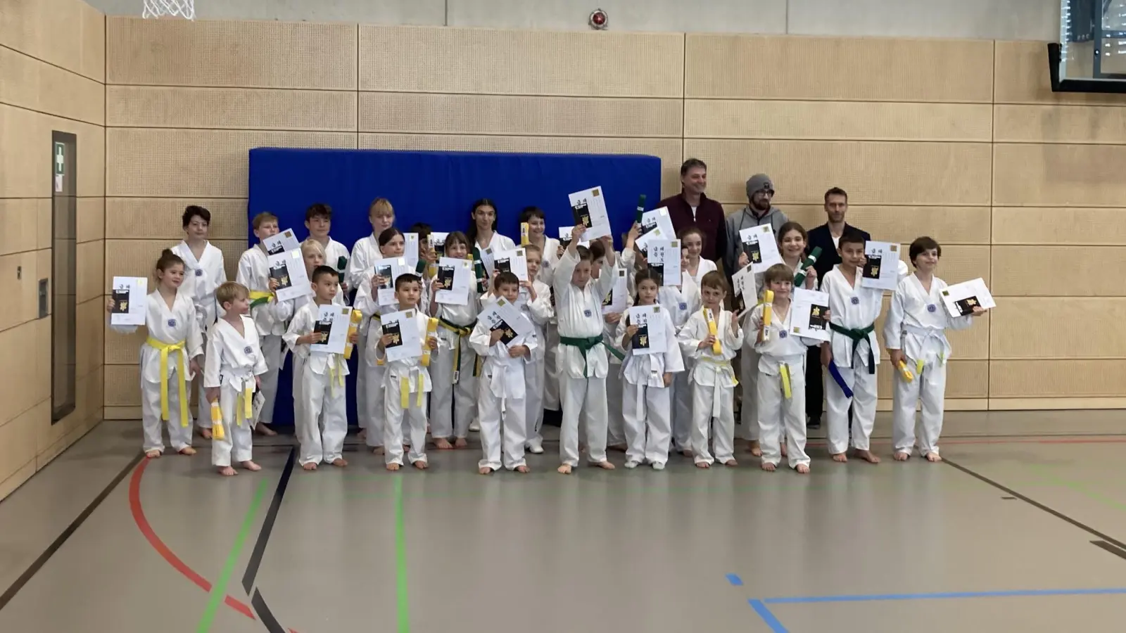 Lauter strahlende Gesichter gab es kürzlich nach der Gürtelprüfung. (Foto: TSV Ebersberg)