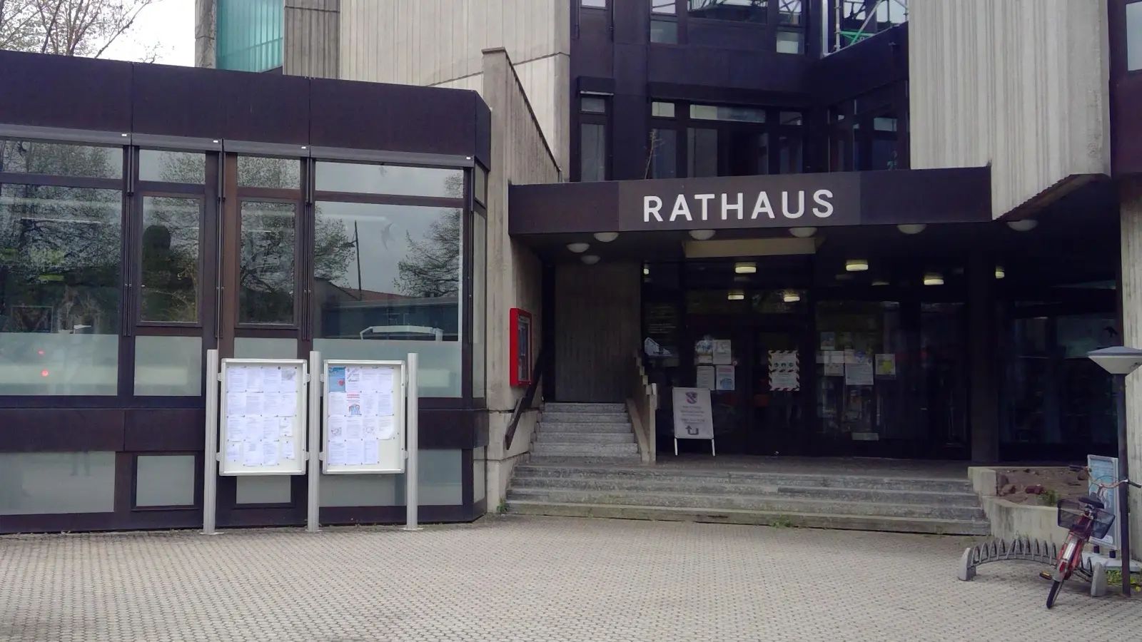 Im Rathaus Unterföhring ist bis Ende Juni eine Kunstausstellung zu sehen. (Foto: bas)