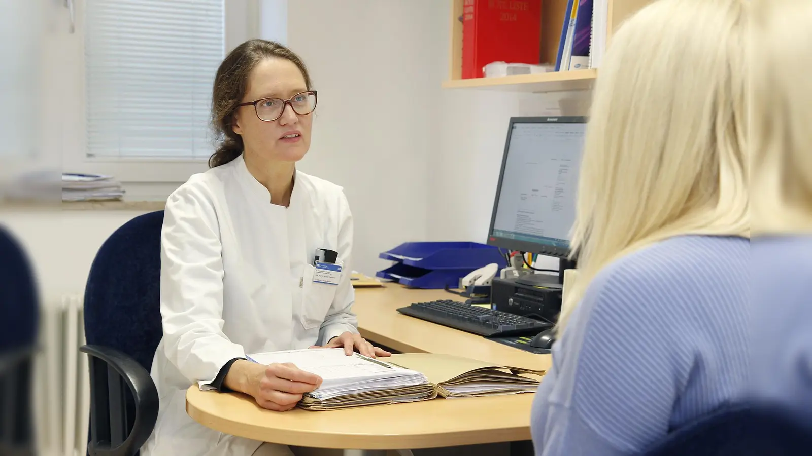 Prof. Angela Krackhardt im Gespräch mit einer Patientin. (Foto: M.Stobrawe, Klinikum rechts der Isar)